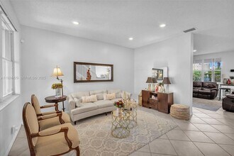1058 Tupelo Way in Weston, FL - Foto de edificio - Building Photo
