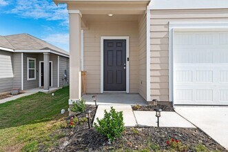 224 Night Riders Wy in Jarrell, TX - Building Photo - Building Photo