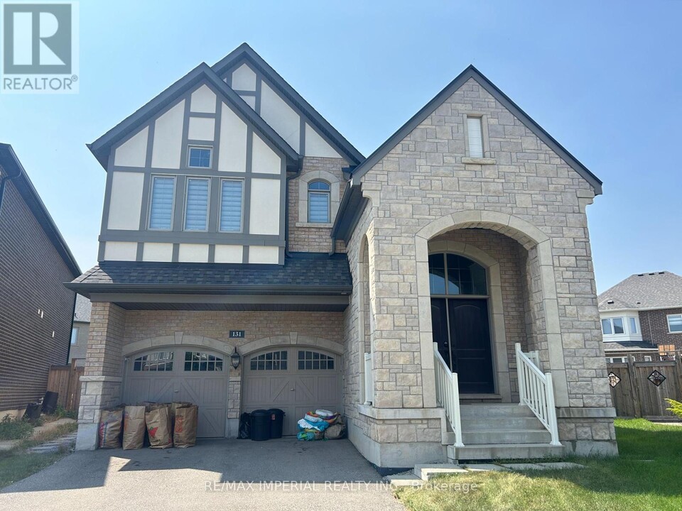 131 Beaveridge Ave in Oakville, ON - Building Photo