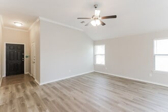 318 Billy Wickliffe Dr in Wilmer, TX - Foto de edificio - Building Photo