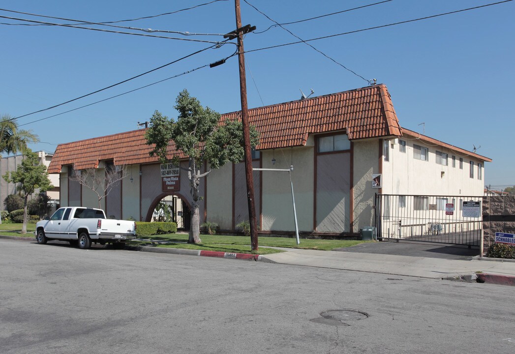 Flora Vista Palms in Bellflower, CA - Foto de edificio