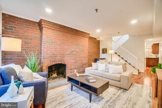 1019 Paper Mill Ct NW in Washington, DC - Building Photo - Building Photo