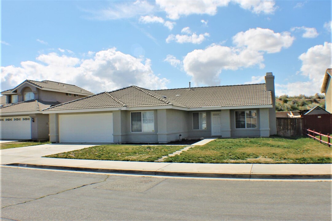 14441 Stonecreek Trail in Hesperia, CA - Building Photo