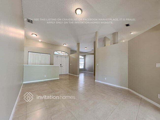102 Royal Ct in Royal Palm Beach, FL - Building Photo - Building Photo