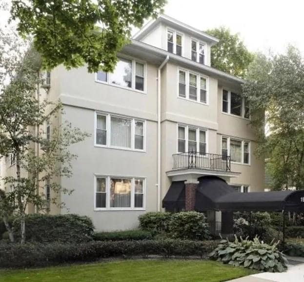 property at 158 E Walnut St