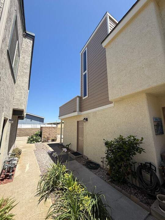 5417 Driftwood St in Oxnard, CA - Building Photo