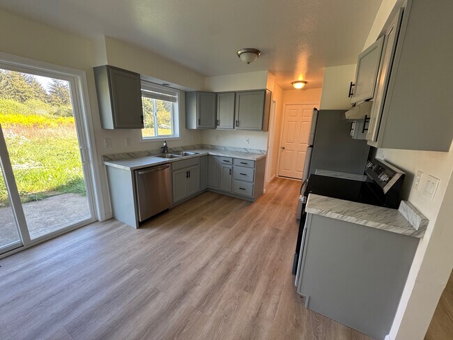 3545 Movie Ln in Crescent City, CA - Building Photo - Building Photo