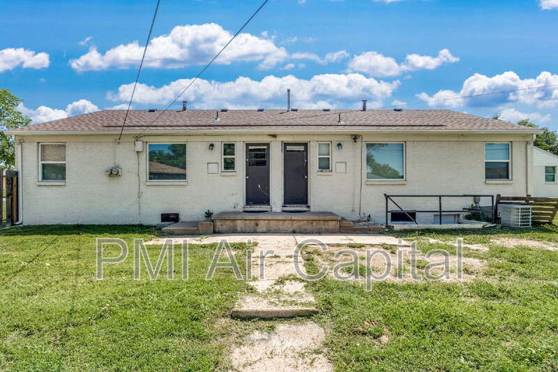 6417 E Cottonwood Ln in Wichita, KS - Building Photo