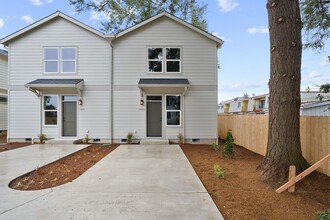 15893 SE Washington Ct in Portland, OR - Foto de edificio - Building Photo