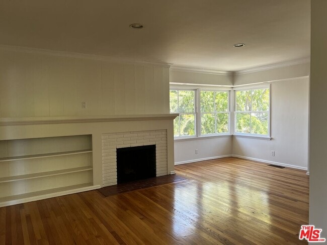 130 S Bowling Green Way in Los Angeles, CA - Building Photo - Building Photo