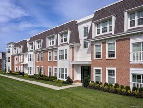 75 Circle Dr in Central Islip, NY - Building Photo - Building Photo