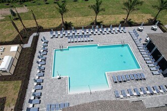 8057 Shr Lk Dr in Englewood, FL - Building Photo - Building Photo