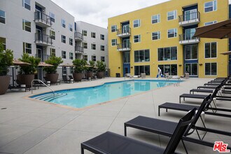 10568 Gateway Prom in El Monte, CA - Foto de edificio - Building Photo