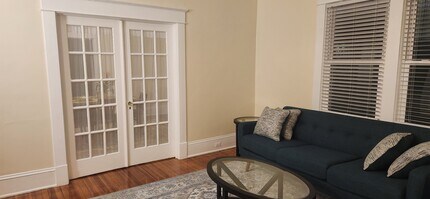 703 W Markham Ave in Durham, NC - Foto de edificio - Building Photo