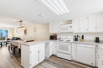 700 W Beach Blvd in Gulf Shores, AL - Foto de edificio - Building Photo
