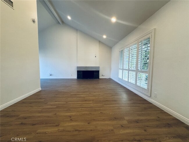 14762 Foxcroft Rd in Tustin, CA - Foto de edificio - Building Photo