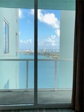 1900 N Bayshore Dr, Unit 3305 in Miami, FL - Building Photo - Building Photo