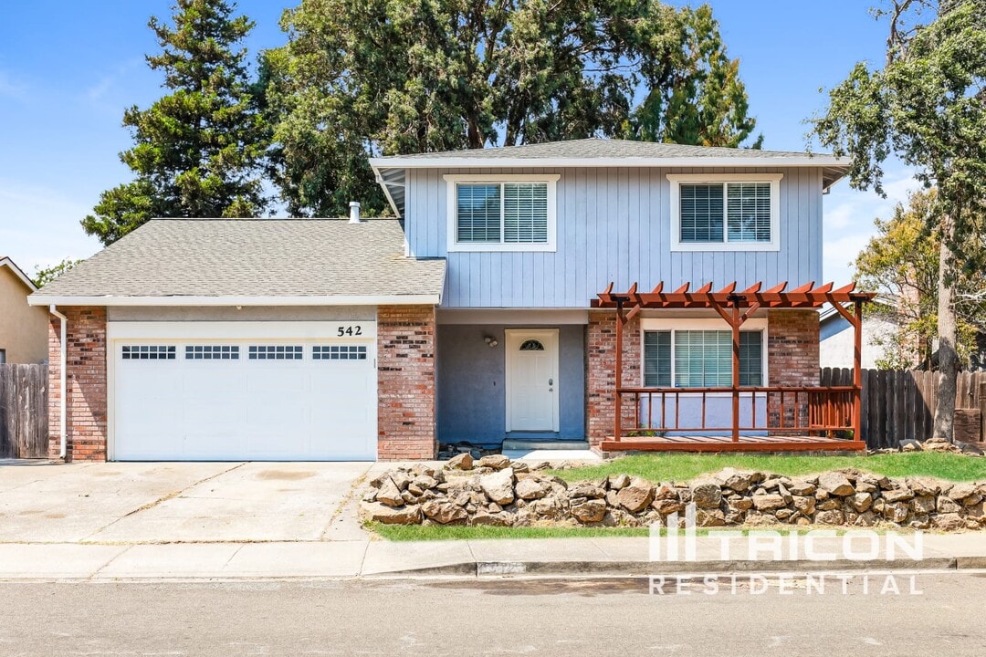 542 E Wigeon Way in Suisun City, CA - Building Photo