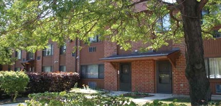 Whispering Trails Apartments in Naperville, IL - Building Photo - Building Photo