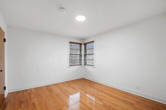 2531 W Lunt Ave, Unit 2 in Chicago, IL - Building Photo - Building Photo