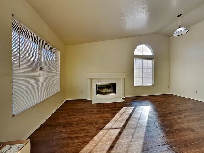 3140 Crowne Dr in Palmdale, CA - Foto de edificio - Building Photo