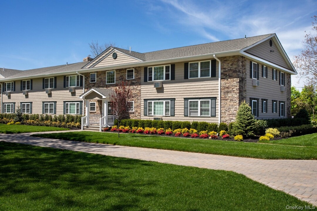 309 Robinson Ave in Patchogue, NY - Building Photo