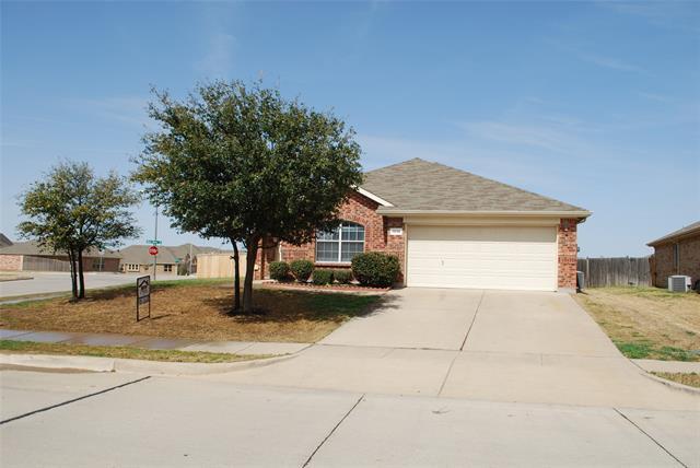 1232 Sweetwater Dr in Burleson, TX - Foto de edificio