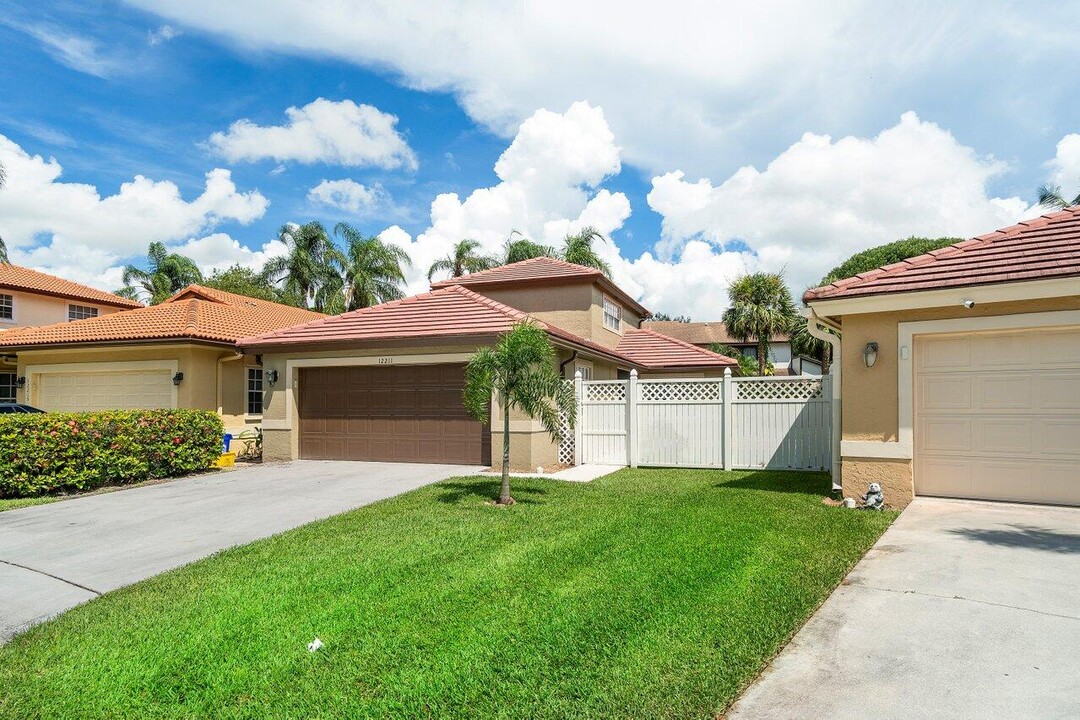 12211 Brisbane Ln in Wellington, FL - Foto de edificio