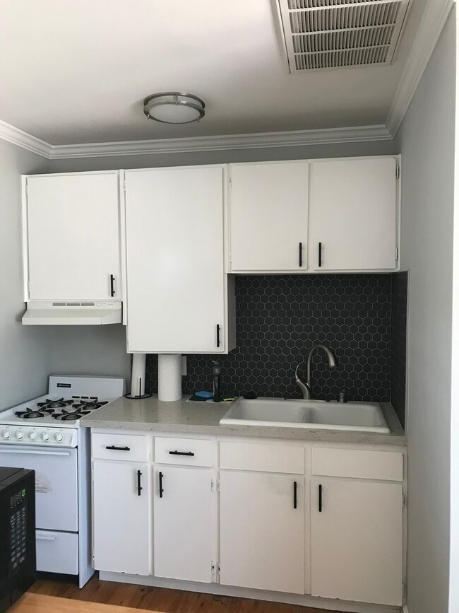 1304 S Irena Ave, Unit GuestCottage in Redondo Beach, CA - Foto de edificio - Building Photo