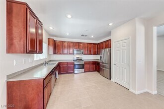 708 Point Bluff St in Henderson, NV - Building Photo - Building Photo