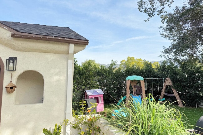 1245 N Orchard Dr in Burbank, CA - Foto de edificio - Building Photo