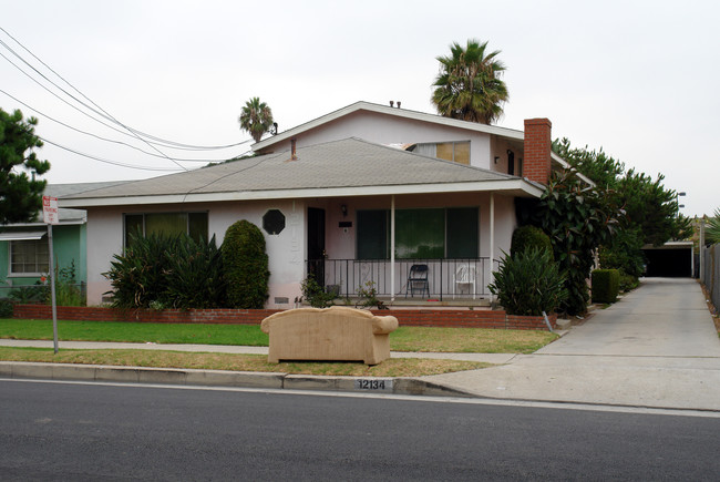 12134 Grevillea Ave in Hawthorne, CA - Building Photo - Building Photo