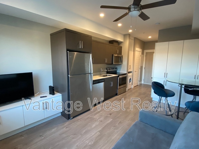 925-925 Leon Ave in Kelowna, BC - Building Photo
