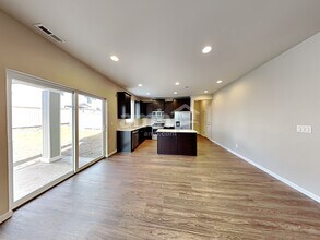 1055 Riggs Dr E in Enumclaw, WA - Foto de edificio - Building Photo