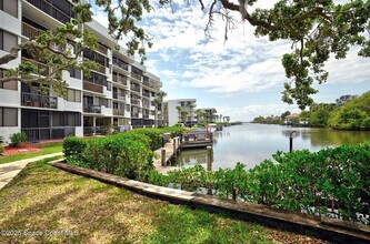 300 Columbia Dr in Cape Canaveral, FL - Foto de edificio - Building Photo