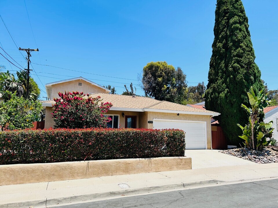 7230 Magruder St in La Mesa, CA - Building Photo