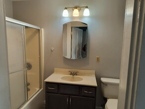 2621 Mt Vernon Ave, Unit 2621 Mt Vernon Ave Apt A in Evansville, IN - Foto de edificio - Building Photo