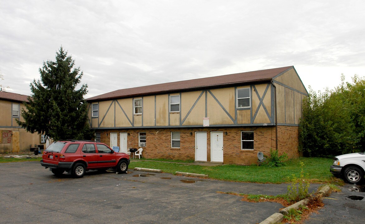 2271 Webster Canyon Ct in Columbus, OH - Building Photo