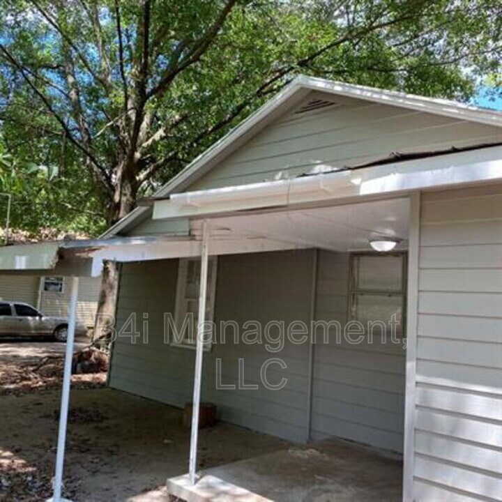 110 Scott Hill St in Milledgeville, GA - Building Photo