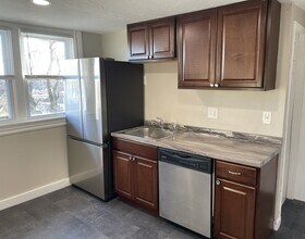 24 Crown St, Unit 3 in Worcester, MA - Building Photo - Building Photo