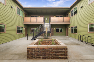 Courtyard at Oakdale in Chico, CA - Building Photo - Building Photo