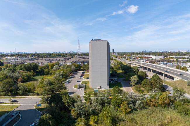 York Condominiums in Toronto, ON - Building Photo - Building Photo