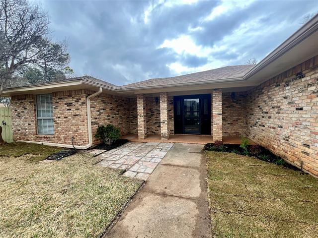 13 Pebblebeach Ct in Pantego, TX - Building Photo - Building Photo