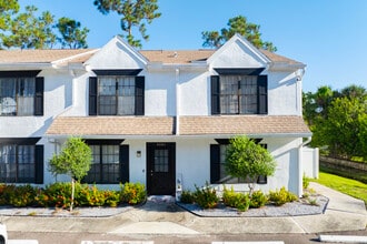Saint Andrews Square Townhomes in Tampa, FL - Building Photo - Building Photo