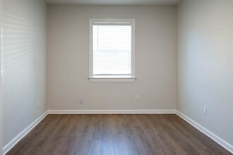 5094 J E L Dr in Long Beach, MS - Foto de edificio - Building Photo