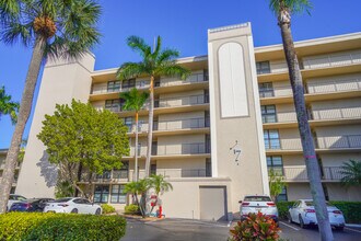 7 Royal Palm Way in Boca Raton, FL - Building Photo - Building Photo