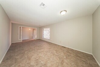 9713 Hummingbird Ln in Oklahoma City, OK - Building Photo - Building Photo