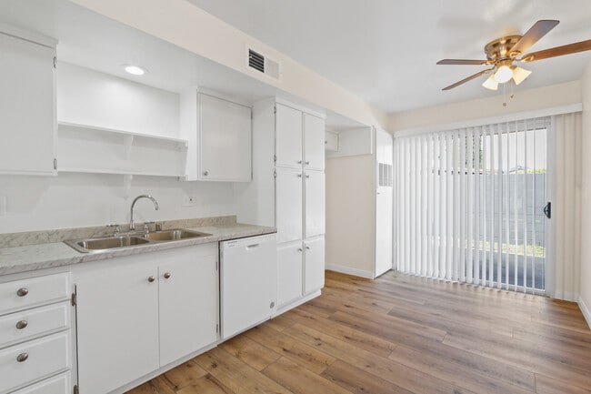 Magnolia Apartments in Anaheim, CA - Foto de edificio - Building Photo