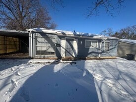 905 Southmoor Dr in Danville, IL - Building Photo