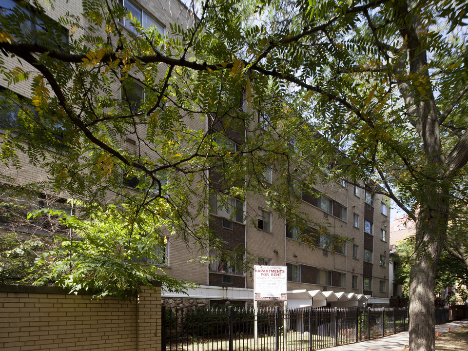 The Chalet in Chicago, IL - Building Photo